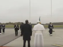 Papa é recebido na Suécia pelas autoridades do país.