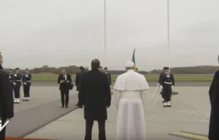 Papa é recebido na Suécia pelas autoridades do país.