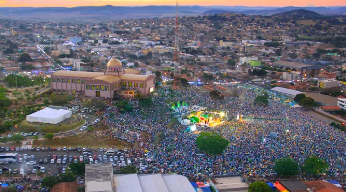 DESTAQUE_MISSA_SOLENE_AEREA1.png ?? 