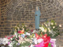 Imagem de Nossa Senhora de Natividade na réplica de sua casa.