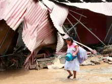 Mulher em meio a inundação em Huachipa, Lima (Peru).