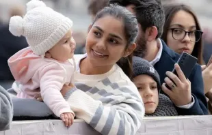 Fotografia de uma mulher na Audiência Geral desta quarta-feira