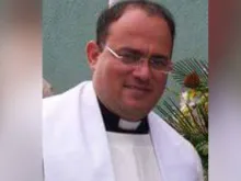 Pe. Darwin Antonio Zambrano Gámez.