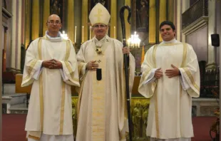 Da esquerda para a direita: Jorge Cuevas, Cardeal Daniel Sturla e Juan Andrés Verde 
