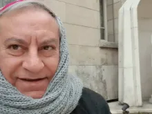Dom Denys Antoine Chahda, arcebispo de Aleppo, Síria, agasalhado por causa do frio intenso na região