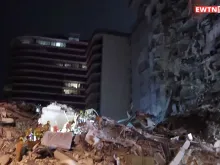 Colapso parcial de um condomínio de 12 andares em Miami. Créditos: EWTN Notícias