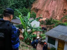 Deslizamento de terra atinge casas em Maceió 