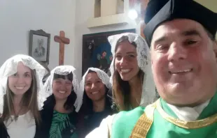 Karen, Teresa, Liz, Giuliana, Padre Christian Viña. Cortesia: Pe. Christian Viña.