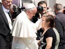 Papa Francisco abençoa uma peregrina.