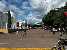 As bandeiras do governo sandinista em frente à Catedral de Matagalpa.