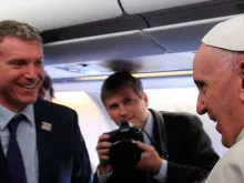 Matteo Bruni (ao extremo esquerdo da foto) junto do Papa na viagem a Cuba.