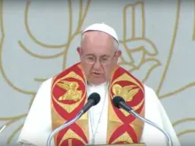 Papa Francisco lendo seu discurso.
