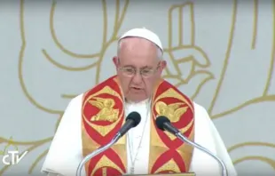 Papa Francisco lendo seu discurso.