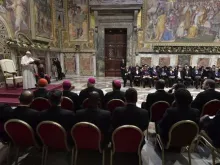 Papa pronuncia seu discurso ante o Corpo Diplomático.