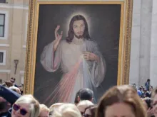 Uma imagem da Divina Misericórdia na Praça de São Pedro.