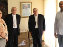 Dom Giovanni d’Aniello entrega doações enviadas pelo Papa Francisco 