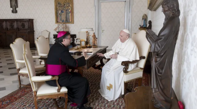 DomAmericoAguiarPapaFrancisco_FotoJMJLisboa2023.jpg ?? 