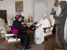 Dom Américo Aguiar com o papa Francisco.
