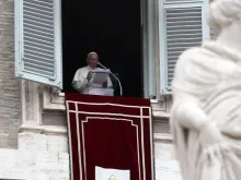 O Papa durante o Regina Coeli.