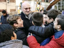Pe. Francesco Fontana sdb com alunos da escola gráfica de Milão.