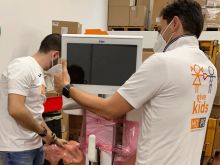 Técnicos preparam respiradores e aparelhos de ultrassom doados.