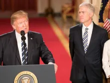 Donald Trump ao nomear Neil Gorsuch (direita) como juiz da Suprema Corte, em 31 de janeiro de 2017.