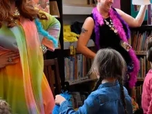“Drag Queen Storytime” na Biblioteca Pública Multnomah (Estados Unidos