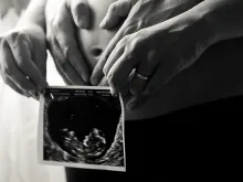 Pais com ultrassonografia de bebê.