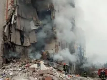 Imagem ilustrativa do bombardeio russo contra um prédio ucraniano, 2022