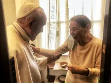 Papa Francisco e a sobrevivente do holocausto Edith Bruck na casa dela em Roma