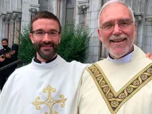Pe. Philip Ilg e seu pai, Pe. Edmond Ilg, em 21 de junho, na ordenação do segundo. Crédito: Arquidiocese de Newark