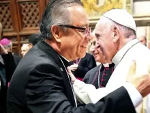 Pe. Eduardo Chávez abraçando o Papa Francisco, no I Encontro Internacional de Reitores e Colaboradores dos Santuários.