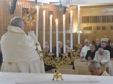 Adoração eucarística durante os Exercícios Espirituais Papa.