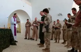 Missa para os militares dos EUA em uma base de operações avançadas em Kandahar, Afeganistão, 23 de dezembro de 2001