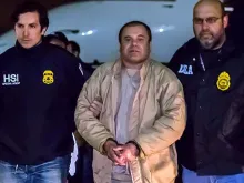 Joaquín "El Chapo" Guzmán escoltado pelas autoridades dos EUA após sua extradição. Crédito: ICE