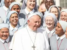 Papa com um grupo de freiras em uma imagem de arquivo.