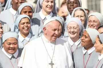 El-Papa-con-religiosas.webp