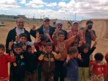 Pe. Khalil Jaar com refugiados 