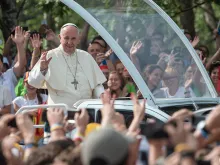Papa Francisco saúda do papamóvel os jovens nas ruas da Cracóvia 