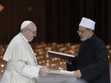 Papa Francisco com o Grande Imã de Al-Azhar em Abu Dhabi.