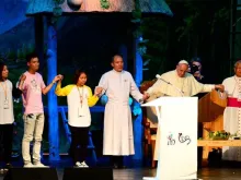 O Papa Francisco reza junto aos jovens da Ásia em Solmoe, Coréia do Sul