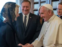 Embaixadora dos Estados Unidos junto à Santa Sé, Callista Gingrich, cumprimentando o Papa Francisco no Vaticano (outubro de 2019