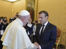 Papa Francisco saudando o presidente da França.