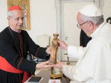 Cardeal Poli presenteia o papa com uma imagem do Santo Padre Brochero, canonizado no domingo, 16 de outubro.