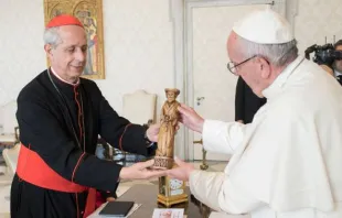 Cardeal Poli presenteia o papa com uma imagem do Santo Padre Brochero, canonizado no domingo, 16 de outubro.
