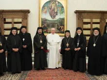 Papa Francisco durante a reunião com os bispos da Igreja Patriarcal de Alexandria dos Coptos em 6 de fevereiro, no Vaticano 
