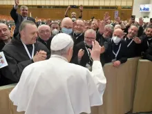 Papa no encontro com os Missionários da Misericórdia. Crédito: Vatican Media