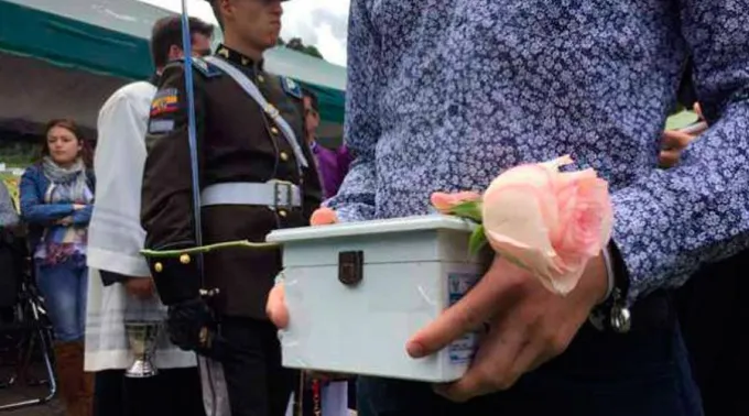 Entierro_bebe_aborto_Ecuador_Arquidiocesis_Quito_150318.jpg ?? 