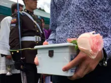 Uma das pequenas urnas de bebês abortados enterrados no Equador.