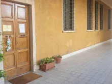 Entrada dos escritórios de Scholas Occurrentes no Palácio de São Calisto, propriedade extraterritorial do Vaticano. Crédito: ACI Prensa.